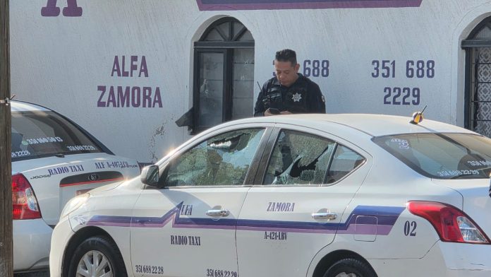 A balazos y con bombas molotov atacan base de taxis, en Zamora