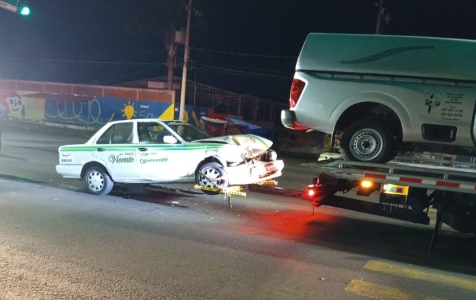 Carroza funeraria choca contra taxi, en la Calzada Benito Juárez de Uruapan