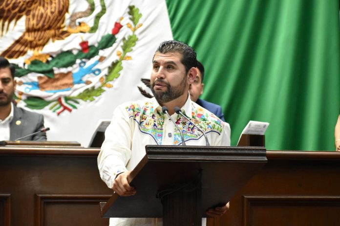 Octavio Ocampo propone blindar legalmente a maestras y maestros