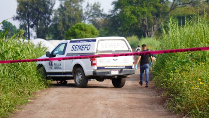 hombres y mujer asesinados