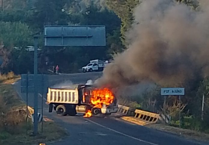Tras enfrentamiento, delincuentes queman vehículos y realizan bloqueos carreteros Tras enfrentamiento, delincuentes queman vehículos y realizan bloqueos carreteros