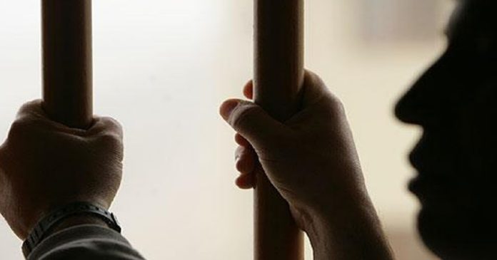 Detenido policía municipal de Ario, por homicidio, tentativa de homicidio y secuestro agravado La Fiscalía General del Estado de Michoacán (FGE) cumplimentó una orden de aprehensión en contra de Víctor Hugo “N”, elemento de la Policía Municipal de Ario, por su presunta participación en los delitos de homicidio, tentativa de homicidio y secuestro agravado, cometidos en agravio de cuatro personas en el municipio de Salvador Escalante. De acuerdo con los datos de prueba, el pasado 4 de octubre, cinco unidades de la Policía Municipal de Ario circulaban con dirección de Santa Clara del Cobre hacia Zirahuén, y al transitar por la calle Lázaro Cárdenas se encontraron con las víctimas que viajaban en una camioneta Cadillac Escalade. Los agentes detuvieron la unidad bajo el argumento de realizar una supuesta inspección de rutina y solicitaron a los ocupantes descender del vehículo. El copiloto atendió la indicación, mientras que la conductora Gabriela Andrea F., puso en marcha la unidad. Ante ello, los policías municipales abrieron fuego contra la camioneta, provocando que la unidad saliera del camino y sus pasajeros resultaran lesionados. Enseguida, se aproximaron los elementos municipales, junto con al menos una persona que viajaba en una camioneta doble cabina, quien presuntamente disparó contra Gabriela Andrea F., privándola de la vida en el lugar. Mientras tanto, uno de los tres acompañantes de la mujer fue privado de su libertad, golpeado y torturado por los policías municipales, quienes lo liberaron hasta el día siguiente. Estos hechos fueron investigados por la Fiscalía Especializada en Feminicidios, que reunió datos de prueba contundentes sobre la posible participación de Víctor Hugo “N”. Con base en ello, un Juez de Control obsequió la orden de aprehensión que ya fue cumplimentada, por lo que el servidor público fue internado en el Centro Penitenciario de Alto Impacto y puesto a disposición del órgano jurisdiccional que resolverá su situación jurídica. La FGE informa que se mantienen acciones operativas par cumplimentar ocho órdenes de aprehensión vigentes, en contra del mismo número de personas , presuntamente implicadas en estos delitos.