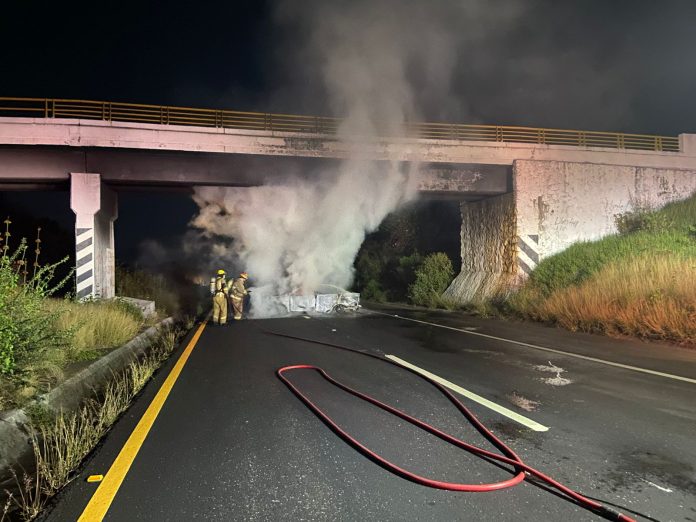 Normalistas queman vehículo