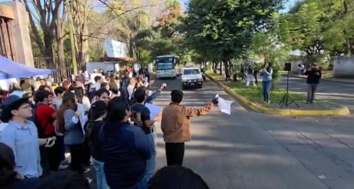 Con manifestación pacífica y bloqueos, en Uruapan continúan protestas por el homicidio del alcalde Carlos Manzo Con manifestación pacífica y bloqueos, en Uruapan continúan protestas por el homicidio del alcalde Carlos Manzo