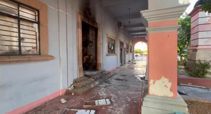 Revisa FGE estructuras del Palacio Municipal de Apatzingán tras ser vandalizado Revisa FGE estructuras del Palacio Municipal de Apatzingán tras ser vandalizado