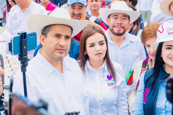 De acuerdo al dictamen elaborado por la Comisión de Gobernación, que encabeza Iván Arévalo Vera, la propuesta fue presentada por el diputado Carlos Bautista Tafolla, integrante del Movimiento de El Sombrero, del que formaba parte Carlos Manzo Rodríguez, por lo que se cumple lo establecido en la Constitución, que señala que debe respetarse el originen partidista del edil electo en las urnas.