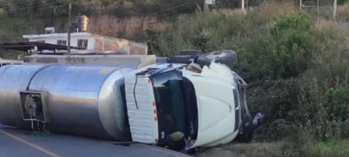 Vuelca camión pipa en la carretera Morelia-Toluca (Mil Cumbres) Vuelca camión pipa en la carretera Morelia-Toluca (Mil Cumbres)
