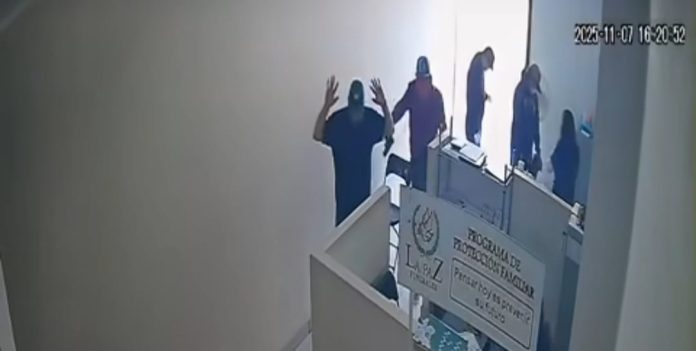 Sujetos armados asaltan funeraria en la colonia Morelos, en Uruapan Sujetos armados asaltan funeraria en la colonia Morelos, en Uruapan