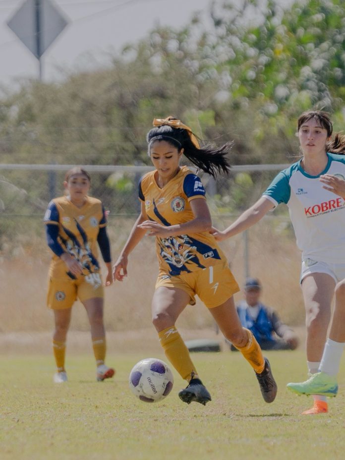 La jugadora nicolaita, Adriana Ramírez lidera la tabla de goleo del Grupo 5 de la Liga TDP Femenil