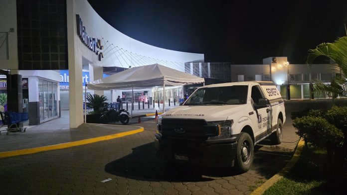 Solitario pistolero balea a empleado de Walmart y huye en un taxi, en Zamora