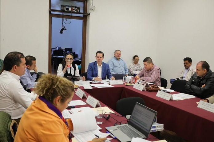 Dictaminadas 100 Leyes de Ingresos de ayuntamientos michoacanos Morelia, Mich., El diputado local y presidente de la Comisión de Hacienda y Cuenta Pública del Congreso del estado, Alfredo Anaya Orozco informó que se han aprobado 100 leyes de ingresos municipales, y que la próxima semana se revisarán las 13 restantes, correspondientes a municipios como Morelia, Uruapan, Zamora y La Piedad. Explicó que los municipios más grandes implican un análisis más profundo, debido a la cantidad de conceptos y variaciones en sus cobros. Señaló que durante el estudio de las leyes se detectaron incrementos por encima del 100%, principalmente en conceptos como el uso de rastros y licencias de construcción, por lo que la Comisión determinó limitar los ajustes. “Estamos cuidando el bolsillo del que menos tiene y lo estamos topando a un incremento inflacionario de 5% redondeado. En el caso de los adultos mayores, en algunos casos 3%, porque queremos que a estos sectores no se les afecte”, puntualizó. El legislador agregó que también se identificaron propuestas de aumento en las tarifas de agua potable que alcanzaban entre el 200 y 400% en algunos municipios, especialmente para adultos mayores, por lo que fueron rechazadas. "Definitivamente eso es inaceptable. En el caso de nuevas construcciones también nos topamos con varios municipios que tenían incrementos del 200 o 300%, y los topamos a un 5%”, explicó. Anaya Orozco comentó que se busca proteger a los sectores más vulnerables, como estudiantes, personas con discapacidad y adultos mayores, al considerar que enfrentan mayores gastos. Respecto a los pequeños comercios, destacó que la Comisión decidió frenar los incrementos excesivos en licencias y derechos municipales, principalmente porque las remesas y exportaciones han disminuido, lo que afecta la economía local. “No podemos incrementarle más que la inflación. Había algunos municipios que traían 30 o 40% de incremento en licencias, y eso no lo permitimos, lo limitamos a la inflación”, sostuvo. Finalmente, el diputado señaló que este año no se encontraron “impuestos raros”, como los detectados en ejercicios anteriores, y que el trabajo se ha realizado en coordinación con los presidentes municipales, con el objetivo de mantener equilibrio en los ingresos locales y proteger la economía ciudadana.