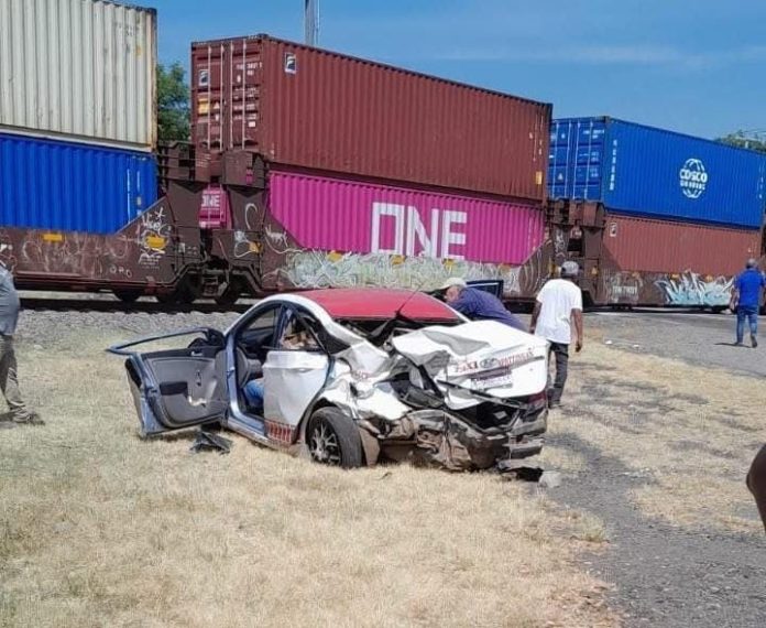 Taxi es embestido al tratar de ganarle el paso al Tren en Gabriel Zamora