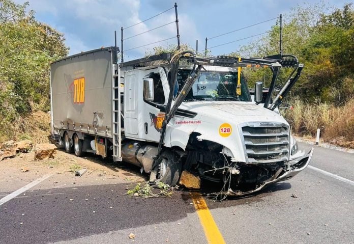 Tráiler tipo “madrina” sale de la carretera en la Siglo XXI; hay un lesionado leve Tráiler tipo “madrina” sale de la carretera en la Siglo XXI; hay un lesionado leve