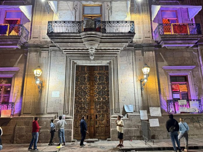 INAH restaurará daños en la puerta del Palacio de Gobierno de Michoacán INAH restaurará daños en la puerta del Palacio de Gobierno de Michoacán