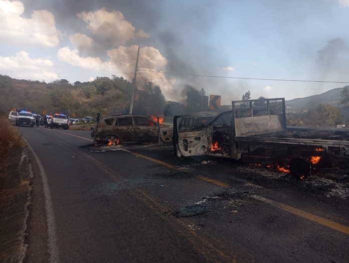Abatimiento de presuntos delincuentes desata bloqueo y quema de vehículos en carreteras de Michoacán Abatimiento de presuntos delincuentes desata bloqueo y quema de vehículos en carreteras de Michoacán