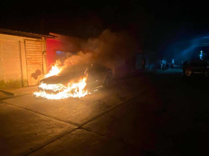 Arde vehículo en Zitácuaro