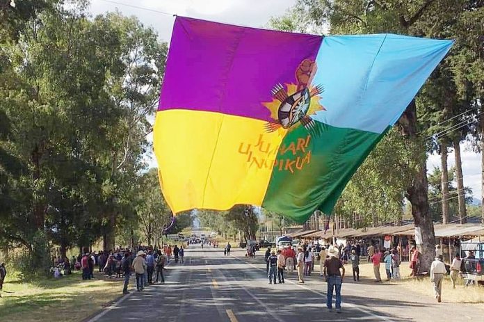 Tras ataque armado, toman carretera Morelia-Zacapu habitantes de Santa Fe de la Laguna