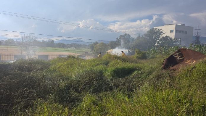 Se registra incendio de pastizal en predio a espaldas de un corralón, en Morelia Se registra incendio de pastizal en predio a espaldas de un corralón, en Morelia