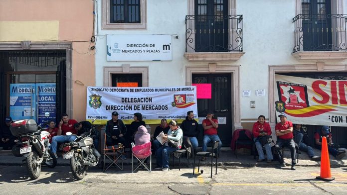 Sindicalizados toman oficinas de Mercados de Morelia por retraso en pagos