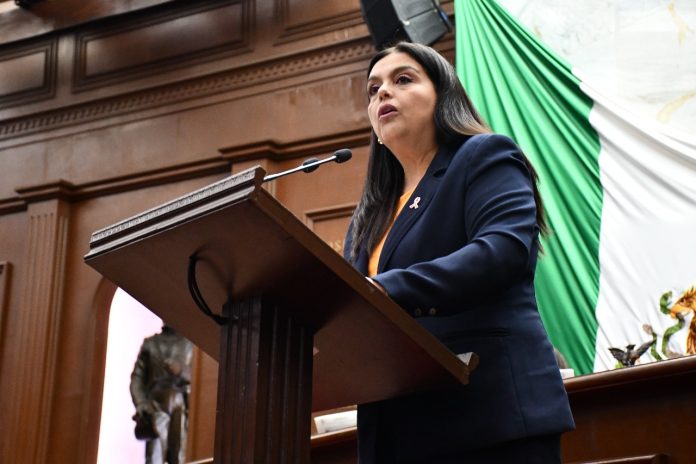 Propone diputada Tere Herrera reconocer las enfermedades raras en la Ley de Salud de Michoacán •⁠ ⁠Destaca que es necesario implementar un Registro Estatal de Enfermedades Raras y Crónico-Degenerativas, y la conformación de un Consejo Estatal para su atención. •⁠ ⁠”Las y los michoacanos deben tener garantizado el acceso a tratamientos y diagnóstico oportuno”, remarca. Morelia, Michoacán, a 19 de noviembre del 2025.- Las enfermedades raras son un desafío de salud pública que exige actuar de inmediato, porque en cada paciente diagnosticado hay una familia que ha aprendido a sobrevivir, afirmó Teresita Herrera Maldonado, diputada por el Partido Acción Nacional (PAN). Al presentar una iniciativa para reformar la Ley de Salud del Estado, Tere Herrera detalló que en Michoacán la legislación no reconoce de manera específica la situación de las personas que viven con enfermedades raras o crónico-degenerativas, por lo que es urgente actualizarla conforme a las necesidades que se tienen. “Cada enfermedad rara presenta retos clínicos distintos, pero comparten un común denominador, transforman de manera radical la vida familiar, económica, emocional y social de quienes la padecen. Las familias deben enfrentar una cadena de obstáculos que se repite de manera dolorosa”. Al señalar que a nivel mundial se estima que existen más de siete mil enfermedades raras identificadas, que en conjunto afectan a más de 300 millones de personas, la diputada Tere Herrera indicó que los pacientes y sus familias se enfrentan a diagnóstico tardíos o incorrectos, falta de acceso a especialistas, tratamientos inaccesibles, costosos, además del miedo, incertidumbre, desgaste, discriminación y ausencia de políticas públicas. “La salud es, sin duda, lo más preciado que tenemos. Es el punto de partida para todo lo que somos y todo lo que hacemos. Hoy vengo a esta tribuna con el corazón puesto en miles de familias que enfrentan, en silencio y con valentía, una realidad que sigue siendo invisibilizada: la de las enfermedades raras”.   Herrera Maldonado explicó que la iniciativa contempla construir un marco normativo con visión humanista, que coloque al centro a las personas, que garantice diagnóstico oportuno, tratamientos integrales, medicamentos, terapias y acompañamiento digno; así como la creación del Registro Estatal de Enfermedades Raras y Crónico-Degenerativas, y la conformación de un Consejo Estatal para su atención. Son consideradas enfermedades raras cuando existen menos de 5 casos por cada 10 mil habitantes.