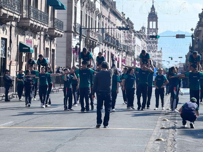 Con poca asistencia ciudadana, desfile de la Revolución Mexicana en Morelia