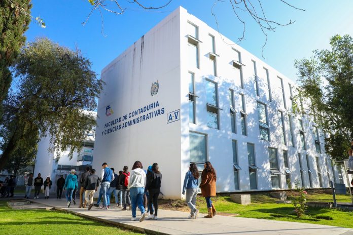 UMSNH pone al alcance de las y los egresados del área económico administrativa opciones para seguirse preparando