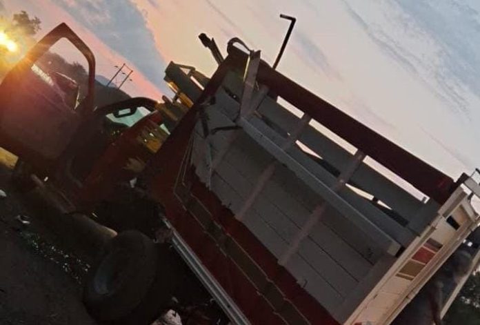 Vuelca camioneta de jornaleros, en Múgica; hay un muerto y 8 heridos