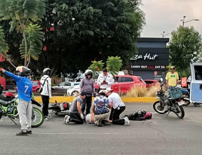 Motociclista es impactado por un vehículo en Calzada La Huerta de Morelia