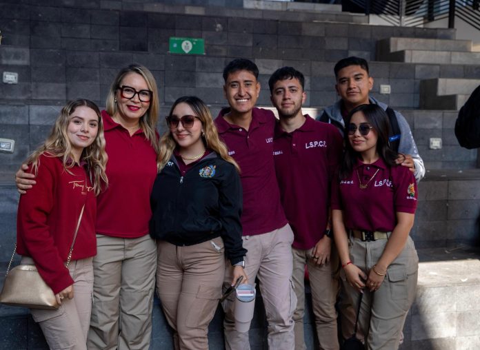 Estudiante nicolaita si aún no cuentas con tu credencial institucional, tramítala y obten diversos beneficios * El trámite es muy sencillo y la identificación será un requisito para ingresar al campus universitario. Morelia, Michoacán, a 21 de noviembre de 2025.- Contar con la credencial institucional de la Universidad Michoacana de San Nicolás de Hidalgo (UMSNH) brinda diversos beneficios a las y los estudiantes, por lo que se invita a tramitarla lo más pronto posible ya que será un requisito para ingresar al campus nicolaita. La rectora Yarabí Ávila González exhortó a las alumnas y alumnos a realizar el trámite que es muy sencillo, de igual forma, los convocó a afiliarse al seguro facultativo, que dijo, es un derecho que tienen y mediante el cual pueden acceder a diversos servicios de salud. Por su parte, la directora de Control Escolar, Marisela Monfin Gallegos, precisó que, el requisito para realizará el proceso de credencialización es estar inscrito, inscrita o reinscrito/a en la casa de estudios, tomarse la fotografía digital y acudir al módulo ubicado a un costado del edificio de Idiomas A-1. La funcionaria indicó que, la credencial además de identificar a las y los estudiantes como alumnas o alumnos vigentes de la UMSNH, les permite contar con otros beneficios como por ejemplo, descuentos en transporte en periodos vacacionales, así como en algunos establecimientos, además del acceso a las áreas de Ciudad Universitaria, “ya que próximamente tendremos nuestros arcos lectores para lo cual su credencial debe de estar vigente y activa”. Sostuvo que una vez que se tramite la credencial de estudiante, cada semestre al momento de reinscribirse, las y los jóvenes deberán pasar al área de credenciales a resellar su identificación. En caso de extravío pueden solicitar su reposición desde el Sistema Integral de Información Administrativa (SIIA), efectuar el pago correspondiente y acudir por ella al módulo antes mencionado.