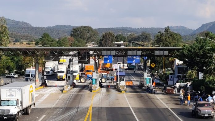 Bloquean casetas y carreteras, productores y campesinos de Michoacán; exigen precio justo para el maíz