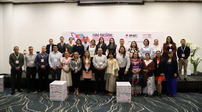 Autoridades electorales analizan experiencias y desafíos en contextos indígenas durante el primer día del Foro Nacional Morelia, Michoacán, 20 de noviembre de 2025. Con la participación de especialistas, autoridades electorales y representantes institucionales de distintas entidades del país, inició el primer día de trabajos del Foro Nacional “Sistemas normativos internos y el sistema electoral mexicano: armonización necesaria”. La jornada reunió reflexiones, experiencias y buenas prácticas en torno a la justicia electoral con perspectiva intercultural, la capacitación cívica y la organización electoral en contextos de pueblos y comunidades indígenas y afromexicanas. Las actividades iniciaron con la conferencia del Mtro. Juan Carlos Silva Adaya, Visitador Judicial adscrito al Tribunal de Disciplina Judicial de la Sala Superior del TEPJF, quien presentó la ponencia “Justicia Electoral con perspectiva intercultural”, en la que expuso la necesidad de que las instituciones electorales integren enfoques culturalmente pertinentes al atender los derechos político-electorales de los pueblos indígenas, al tiempo que, destacó la coexistencia de sistemas normativos distintos (el nacional electoral y los sistemas jurídicos indígenas) mismos que deben armonizarse desde el respeto, la coordinación y la protección constitucional e internacional de la libre determinación. La conferencia fue moderada por el Mtro. Juan Carlos Cortés Máximo. Posteriormente se desarrolló el conversatorio “Capacitación Electoral y educación cívica en pueblos y comunidades indígenas”, en el que participaron la Licda. Janet Cervantes Ahuatzi, Consejera Electoral del Instituto Tlaxcalteca de Elecciones; la Licda. Carol Berenice Arellano Rangel, Consejera Electoral del Instituto Electoral de Michoacán; y la Dra. Alicia Lemus Jiménez, Consejera Electoral del 07 Distrito Electoral del INE en Michoacán quienes compartieron estrategias de educación cívica, promoción de derechos político-electorales y acciones para fortalecer la participación comunitaria desde una visión intercultural. Destacaron la importancia de materiales bilingües, la incorporación de intérpretes y el desarrollo de herramientas pedagógicas adecuadas a los contextos culturales. La mesa fue moderada por la Mtra. Claudia Alejandra Pureco Sánchez. De igual forma, se realizó el conversatorio “Intercambio de experiencias en la organización de procesos electorales y acciones institucionales emprendidas para favorecer el conocimiento y acercamiento institucional con pueblos y comunidades indígenas y afrodescendientes”, en el que participaron la Dra. Alicia Lemus Jiménez, Consejera Electoral del 07 Distrito del INE en Michoacán; la Mtra. Zaira Alhelí Hipólito López, Consejera Electoral del Instituto Electoral y de Participación Ciudadana de Oaxaca; la Licda. Carol Berenice Arellano Rangel, Consejera Electoral del Instituto Electoral de Michoacán; la Licda. Ana Karen Monserrat Rojas Cuautle, Consejera Electoral del Instituto Tlaxcalteca de Elecciones; y el Lic. David Alejandro Delgado Arroyo, Vocal Ejecutivo Local del INE en Michoacán, quienes expusieron retos y aprendizajes relacionados con la organización electoral en contextos de pluralidad cultural, la relación con autoridades comunitarias, la construcción de mecanismos de consulta y la relevancia de fortalecer la presencia institucional en territorios indígenas. El conversatorio fue moderado por el Mtro. Juan Carlos Cortés Máximo. Las actividades del Foro continuarán mañana conferencias, exposiciones y paneles especializados, síguelo las actividades del foro en www.youtube.com/@IEMichoacan y sigue las actividades del Instituto a través de sus redes sociales oficiales.