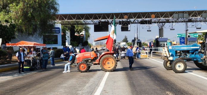 Por tercer día consecutivo permanencen bloqueos en carreteras de Michoacán