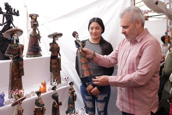 Tras un acuerdo con Liverpool, tienda departamental vende catrinas de Capula: Bedolla