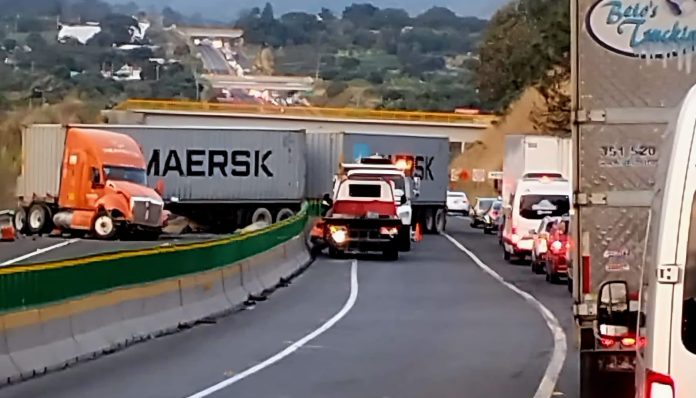 Trailer se accidenta y bloquearon parcialmente la autopista Siglo XXI
