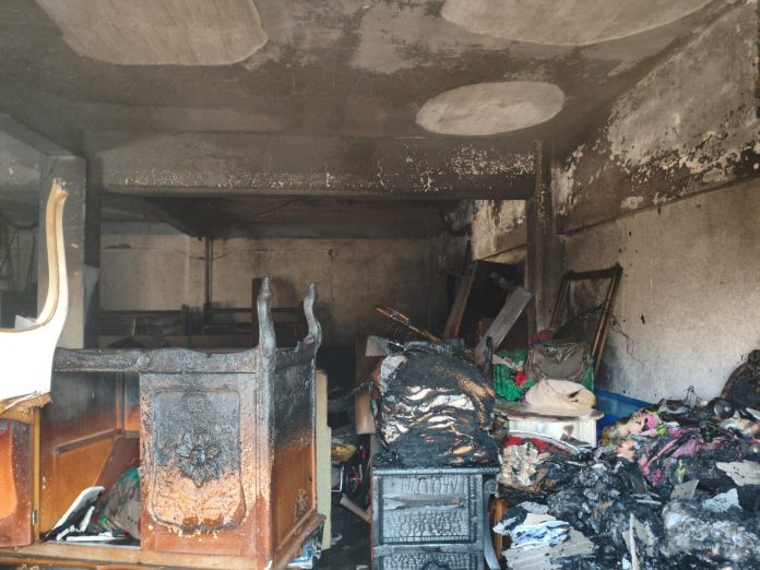 Jóvenes provocan incendio de bodega, al jugar con “cebollitas”