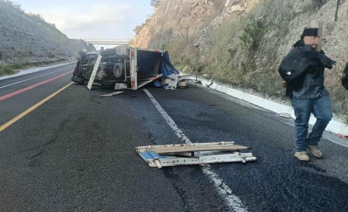 Volcadura de camioneta deja 2 heridos en la Pátzcuaro-Cuitzeo