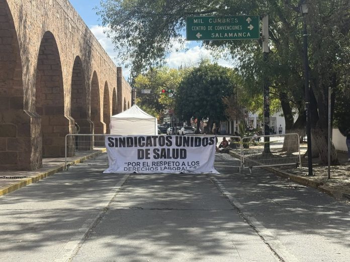 La problemática de sindicatos de Salud corresponde al IMSS Bienestar: Gobernador Tras la protesta que mantienen trabajadores del sector salud de Michoacán desde hace una semana, el gobernador Alfredo Ramírez Bedolla aseguró que hay diálogo, pero aclaró que su exigencia de regularización de la situación laboral de más de 3 mil empleados corresponde al IMSS Bienestar. El mandatario aseguró que ya se les informó a los líderes sindicales de la situación. “Pues mira, hay un diálogo y es el IMSS Bienestar quien tiene que entrar a este tema, ya se les comentó a las líderes y los líderes sindicales de esta situación.”. Ramírez Bedolla aseguró que para su administración la prioridad es la construcción de hospitales, los servicios médicos y el abasto de medicamentos, de tal manera que el sistema de salud se mantenga operativo para los ciudadanos, mientras el IMSS Bienestar deberá revisar la situación de los trabajadores. “La prioridad son la edificación, la construcción de hospitales, la prioridad son los servicios médicos, la prioridad son las medicinas, la prioridad es que el sistema de salud se mantenga operativo, a flote, prestando los servicios como debe ser, este y esa es la prioridad, o sea, la prioridad son los ciudadanos, es la atención médica, lo que tenemos como prioridad elemental. El otro tema es un tema que tiene que revisar el IMSS Bienestar.” Ramírez Bedolla también informó que la Secretaría de Gobierno conoció de las exigencias de un grupo de viudas, viudos y beneficiarios de docentes o trabajadores de la Universidad Michoacana de San Nicolás de Hidalgo que murieron y no se les pagaron los seguros de vida. Explicó que se manifestaron a temprana hora de este lunes frente a Casa de Gobierno, para pedir la intervención de su administración.