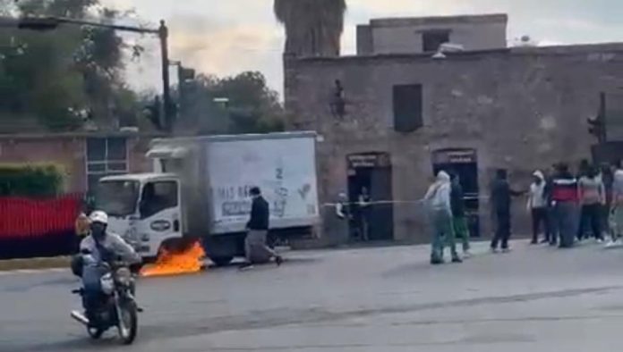 Normalistas le prenden fuego a camión repartidor a la altura de Las Tarascas, Morelia