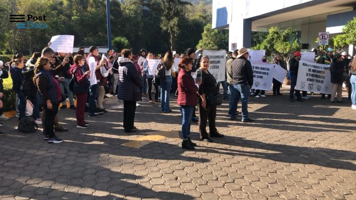 Sindicalizados de Salud protestan frente a sede alterna del Congreso de Michoacán