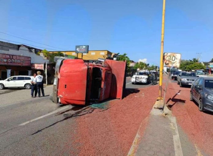 Vuelca camión de carga en Nueva Italia