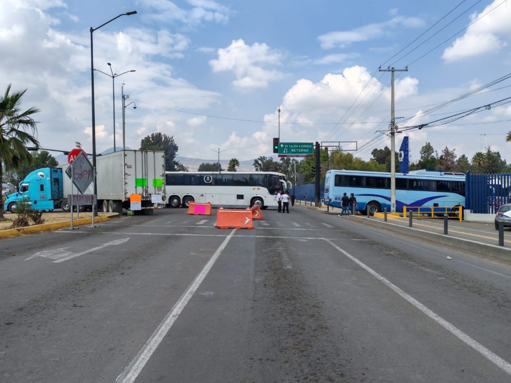 Comuneros de Carapan queman motopatrulla de la GC afuera de la FGE en Morelia