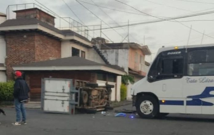 Se registran dos volcaduras, en distintos puntos del municipio de Uruapan