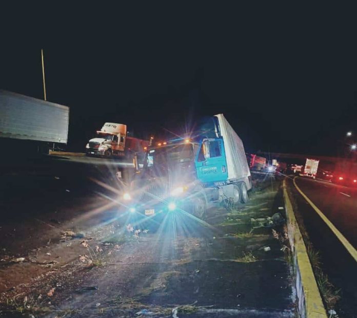 Tractocamión sin frenos cae a cuneta central de la México-Guadalajara Tractocamión sin frenos cae a cuneta central de la México-Guadalajara