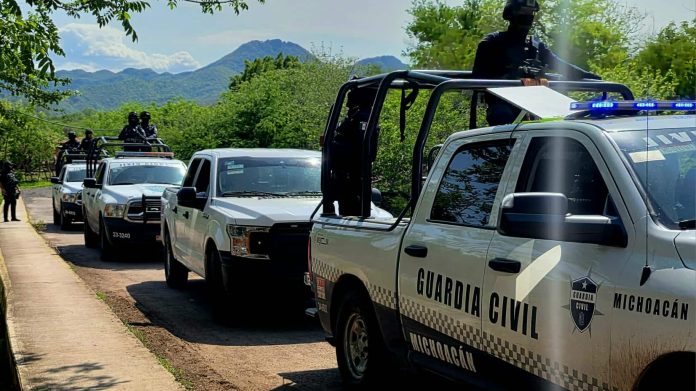 Criminales emboscan a policías municipales en Apatzingán; hay dos oficiales lesionados