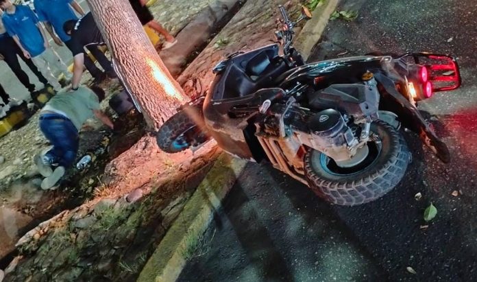 Motociclista queda gravemente herido tras chocar contra un árbol en LC