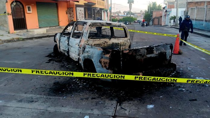 Delincuentes balean y queman camioneta en la colonia Jeroche de Puruándiro