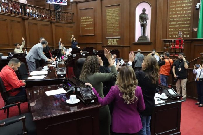 Diputados de Morena y de PVEM, ofrecen respaldo a familia de exfuncionario silvanista que acusa persecución política Diputados de Morena y de PVEM, ofrecen respaldo a familia de exfuncionario silvanista que acusa persecución política