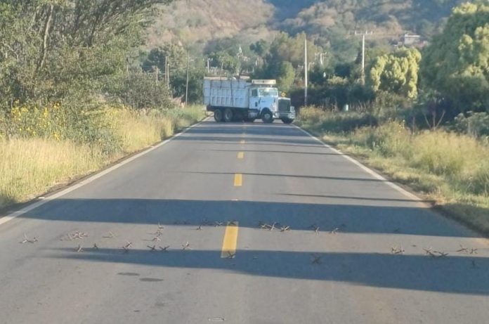 Criminales atacan patrulla de municipales en Tingüindín; no hay víctimas
