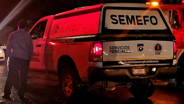 Menor pierde la vida en choque de motocicletas en Jungapeo; dos jóvenes resultan heridos