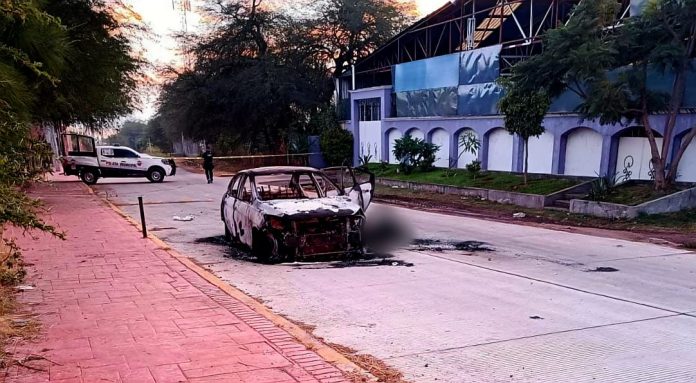 Hallan a persona calcinada junto a vehículo quemado en San Juan Benito Juárez, Cuitzeo